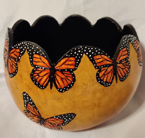 Gourds Crafts Projects, Gourd Baskets Ideas, Calabash Art Designs, Basket Weaving On Gourds, Bottle Gourd Jewelry Boxes, Gourd Basket, Wood Burned Gifts, Coconut Shell Crafts, Pottery Platter