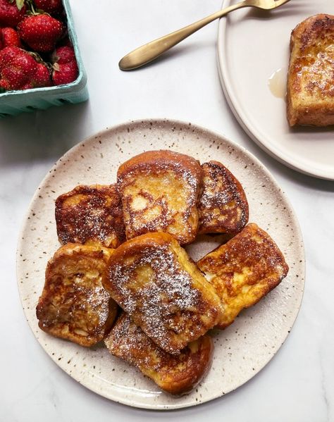 Hawaiian Roll French Toast Recipe - PureWow French Toast Strawberry, Hawaiian French Toast, Hawaiian Roll French Toast, Breakfast Cooking, Hawaiian Roll, Toddler Dinner, Pizza Roll, Bread Breakfast, Prep Meals