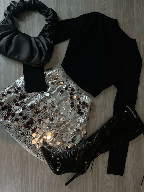 Black Sparkly Concert Outfit, Silver Black Outfit, Sparkly New Years Outfit, 21st Birthday Dinner Outfit, New Years Eve Outfits Skirt, Christmas Gala Outfit, Winter New Years Outfit, New Year Outfit Ideas Parties, Outfit New Year Party Night Out