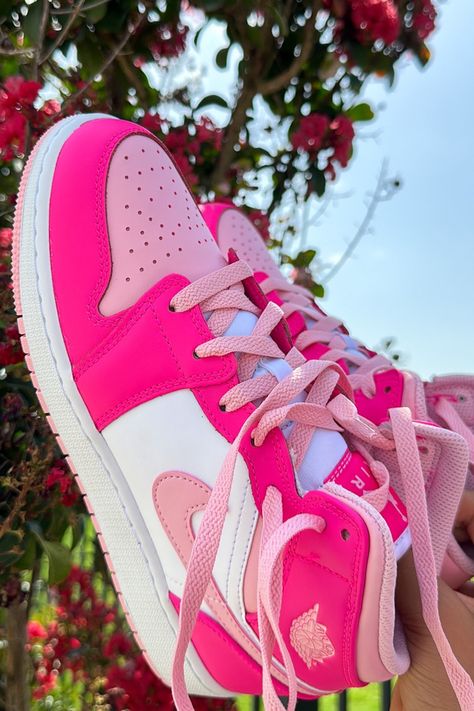 Nike Rosa, Jordan 1 Pink, Jordan Rose, Limited Edition Barbie, Pink Basketball Shoes, Cute Jordans, Pink Basketball, Pink Jordans, Pink Nike Shoes