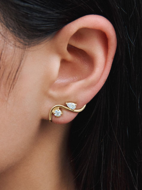 Taking direct inspiration from our beloved ZAHA engagement ring, our new statement ZAHA earring gently hugs the ear lobe, sweeping up in its signature S-shaped curve. Wear it alone, or style it alongside your other ZAHA pieces to flaunt the full set. ⁠
⁠
Visit our website to shop our new ZAHA earring or view our full ZAHA collection.⁠ Gold Earing Design New, Diamond Earing Designs Unique, Unique Gold Earrings, Unique Diamond Earrings, Neck Pieces Jewelry, Everyday Jewellery, Art Jewelry Design, Fine Diamond Jewelry, Earring Designs