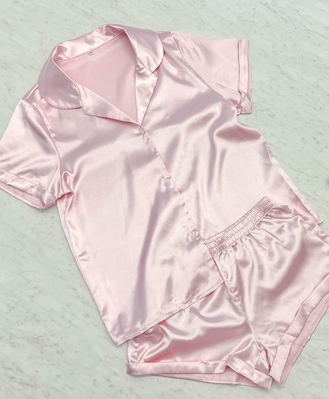 These pajamas are customizable. We can write names at the top right corner or middle back of the Pjs. These cute and comfortable satin pajamas come in 2 colours, Pink or White. It is the perfect proposal gift or party favour for a bride, bridesmaid, flower girl, mother in law or bride squad! Pajamas are true to size. For extra comfort, we suggest going up 1 size. Size S-XXL in white or pink! Princess Pajama Party, Cute Pink Pjs, Pink Silk Pjs, Pink Satin Pajamas, Pajamas Bridesmaids, Bridesmaids Pjs, Silky Pjs, Bridesmaids Pajamas, Pjs Cute