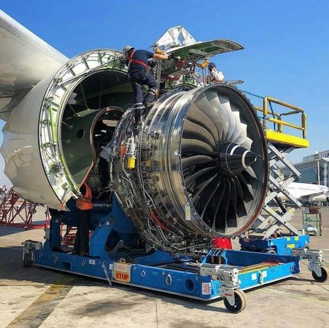 Aviation Study, Aircraft Maintenance Engineer, Plane Engine, Aviation Mechanic, Jet Turbine, Rolls Royce Engines, Aviation Education, Aviation Technology, Turbine Engine