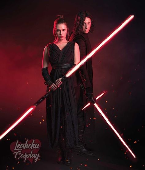 Rey And Kylo Ren, Sith Costume, Kylo Ren Cosplay, Disfraz Star Wars, Rey Cosplay, Star Wars Meme, Kylo Ren And Rey, Star Wars Background, The Rise Of Skywalker