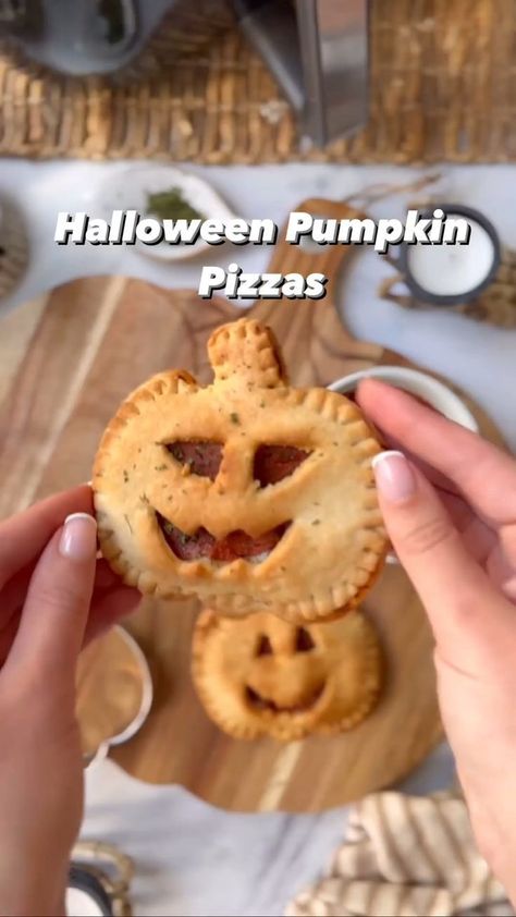 Veselý Halloween, Pumpkin Shapes, Plat Halloween, Cut Pumpkin, Pumpkin Pizza, Vegan Pepperoni, Halloween Food Dinner, Halloween Food Appetizers, Spooky Snacks