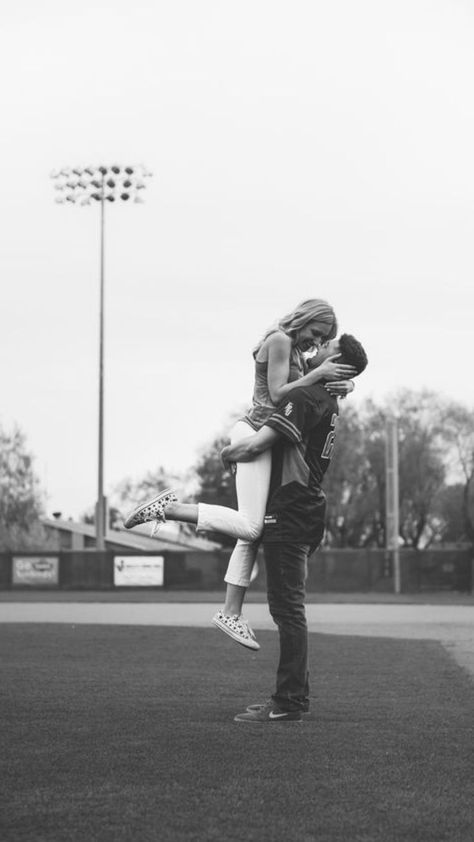 Athlete Poses, Sport Couples, Baseball Christmas Gifts, Couples Football, Baseball Senior Pictures, Photos Couple Mignon, Boyfriend Baseball, Baseball Boyfriend, Baseball Couples