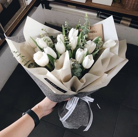 Buket Tulip, White Tulips Bouquet, Graduation Flowers Bouquet, Tulip Flower Bouquet, Bouquet Tulips, White Tulip Bouquet, Bouquet Of Tulips, Tulips Bouquet, Flower Shop Decor