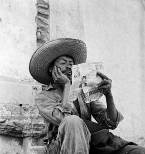 Man reading torn newspaper, Mexico City, 1949 Photo by Nacho López Mexican History, Photography Mexico, Tina Modotti, Mexican Artwork, Mexican Revolution, Mexican Culture Art, Mexico History, Pancho Villa, The Thinker