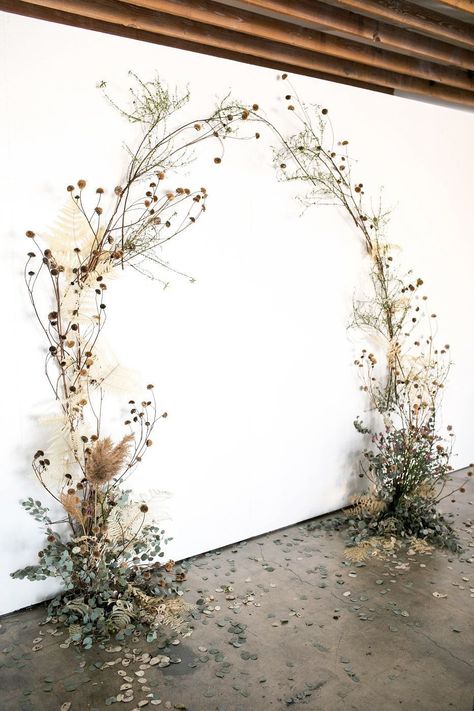 Wedding Trends For 2025, Wedding Flower Trends, Wedding Ceremony Ideas, Dried Flowers Wedding, Wedding Backdrop Decorations, Wedding Arbour, Flower Installation, Rustic Wedding Flowers, Wedding Wall