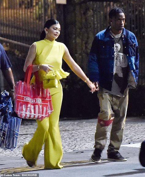 Outfit For Dinner Date, Bright Yellow Outfit, Kylie And Travis, Kylie Jenner Boyfriend, Date With Boyfriend, Kylie And Travis Scott, Kylie Jenner And Travis Scott, European Chic, Kylie Travis