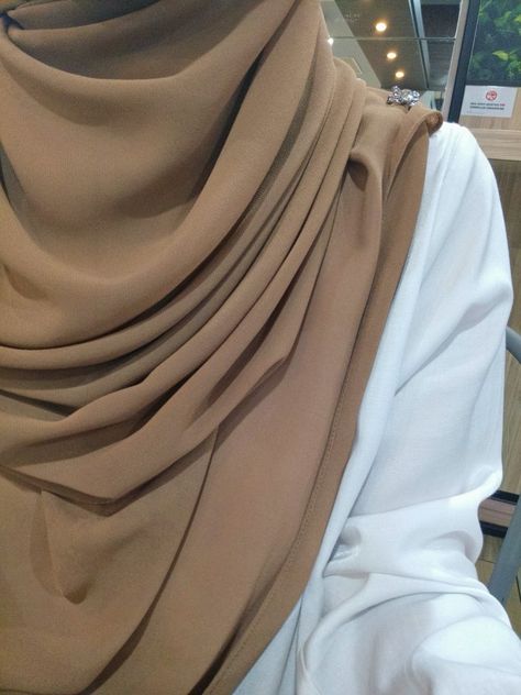 khaki
brown 
ootd
aesthetic Brown Hijab Aesthetic, Khaki Aesthetic, Ootd Hijab Simple, Foto Cewek Hijab Aesthetic, New Hijab, Ootd Poses, Hijab Simple, Muslimah Outfit, Hijabi Outfit