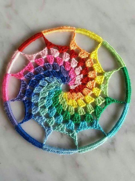 I love this! Going to have to try it! Modern Haken, Crochet Dreamcatcher, Crochet Mandala Pattern, Handmade Stuff, Crochet Circles, Rainbow Crochet, Coron, Crochet Mandala, Crochet Doily