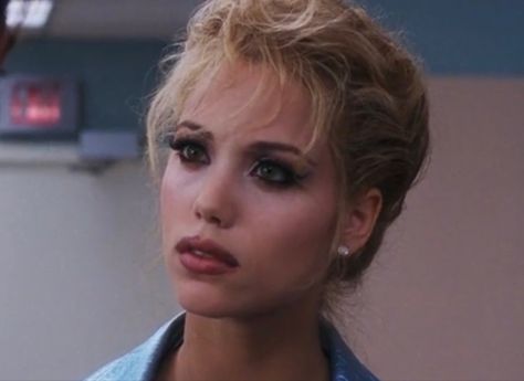 Elizabeth Berkley 90s, Show Girls Movie 1995, Show Girls Movie, Movie Lips, Berkeley Outfit, Showgirls Movie 1995, Showgirls Makeup, Showgirls Movie, Elizabeth Berkley Showgirls