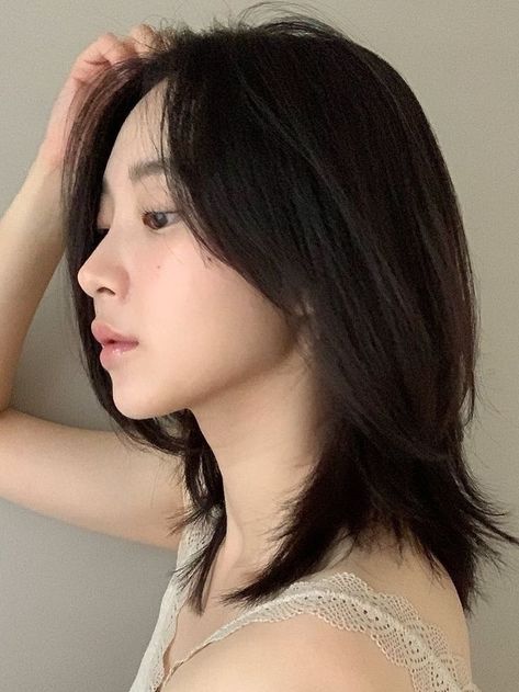 (Korean Layered Haircut) hush cut for medium length hair Haircuts Korean Women, Haircut Ideas Short Layered, Hush Cut For Short Hair, Short Long Layers Haircut, Mid Length Bob Hairstyles For Fine Hair, Asian Short Layered Hair, Korean Hair Medium Length, Short Layered Haircuts Asian, Hush Cut Shoulder Length