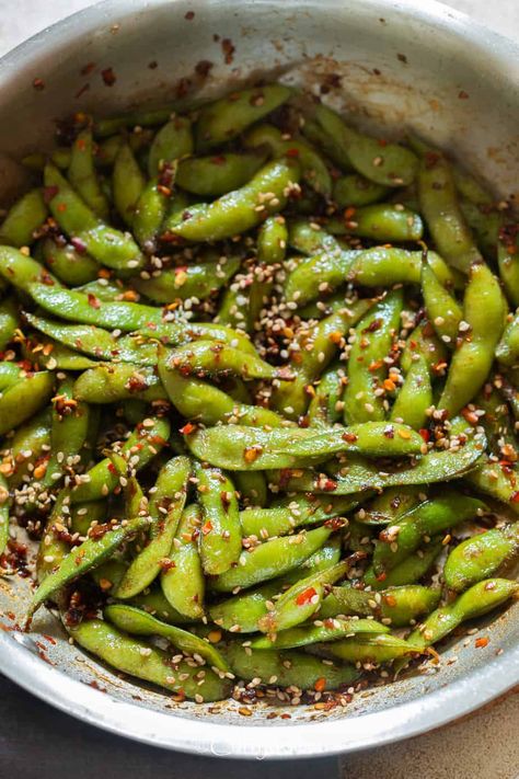 edamame cooked in skillet Chili Garlic Edamame, Edamame Seasoning Recipe, Edemame Recipes Frozen, Sauteed Edamame, Seasoned Edamame Recipe, Spicy Edamame Recipes, Seasoned Edamame, Charred Edamame, How To Cook Edamame