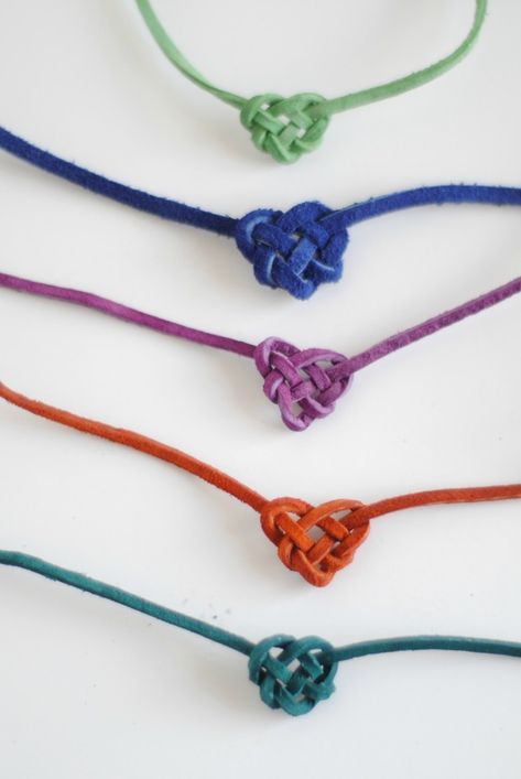 simple heart friendship bracelets. Cute Diy Friendship Bracelets, Celtic Heart Knot, Heart Knot, Celtic Heart, Pulseras Diy, Diy Bracelets Easy, Friendship Bracelets Diy, Knot Bracelet, Crafty Craft