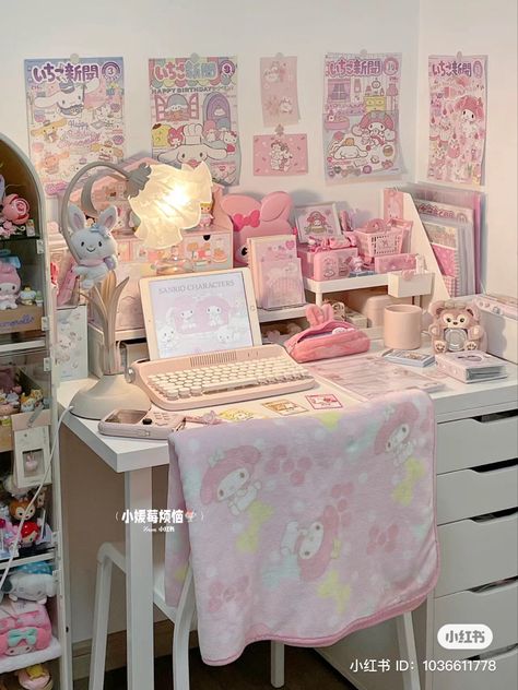 Desk Pink Aesthetic, Sanrio Desk, Desk Pink, Pretty Desk, Kawaii Lifestyle, Desk Idea, Stationery Desk, Pretty Desks, Desk Aesthetic