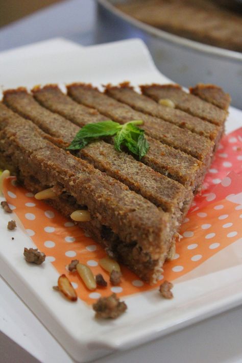 Kibeh Lebanese, Lebanon Recipes, Kibbeh Recipe Lebanese, Egyptian Foods, Kibbeh Recipe, Jordanian Food, Presentation Food, Armenian Food, Lebanese Desserts