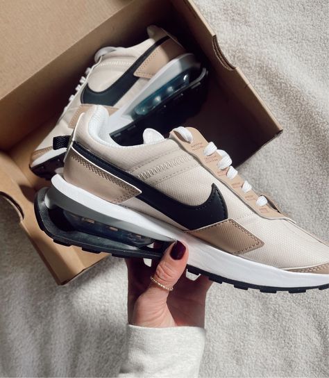 Air Max Outfit, Neutral Sneakers, The Sister Studio, Air Max Pre Day, Sister Studio, Basket Nike, Tennis Shoes Outfit, Jordan Adidas, Nike Air Max For Women