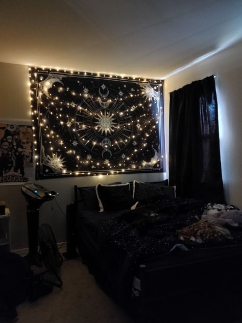 Goth Tapestry Bedroom, Gothic Tapestry Bedroom, Black Tapestry Bedroom, Emo Tapestry, Utah Bedroom, Bedroom Vibes, Room Tapestry, Teen Girl Room