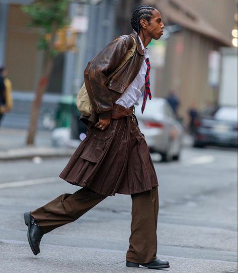 Genderless Fashion Streetwear, Mens Kilts Outfit, Mens Outfits Layering, Skirt Outfits For Men, Smart Grunge Outfits, Layering Clothes Men, Mens Runway 2024, Man In Skirt Outfit, Skirts On Men