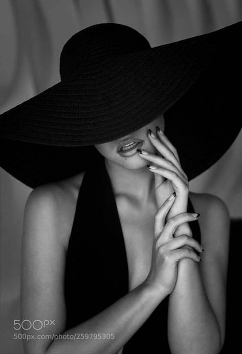 (99+) A Different Me on Tumblr Black White Portrait, Photo Noir, Elegant Hats, White Portrait, Stylish Hats, Black Hat, Black White Photography, Fashion Poses, White Photography