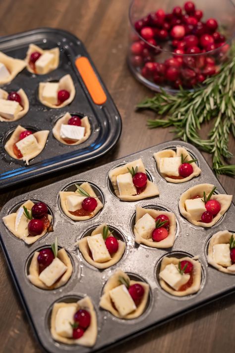 Hor Derves Appetizers, Simple Holiday Appetizers, Quick Holiday Appetizers, Christmas No Bake Treats, Holiday Appetizer Recipes, Horderves Appetizers, Holiday Appetizers Easy, Brie Bites, Holiday Appetizers Recipes