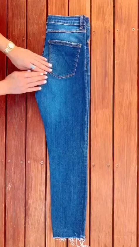 Pin em Girly DIY Clothes How To Fold Jeans, How To Fold Pants, Folding Jeans, Diy Clothes Hacks, Packing Hacks Clothes, Haine Diy, Shirt Folding, Packing Clothes, Clothes Organization Diy