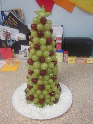 Christmas Tree Snack and More!  Are you looking for a fun, but healthy snack for your holiday parties?  Try this one!!!  You will need a Styrofoam cone, red and green grapes, a star fruit and toothpicks. - Click image to find more DIY & Crafts Pinterest pins Healthy Christmas Snacks, Deco Fruit, Holiday Cheese, Star Fruit, Healthy Christmas, Healthy Holidays, Green Grapes, Christmas Snacks, Christmas Appetizers