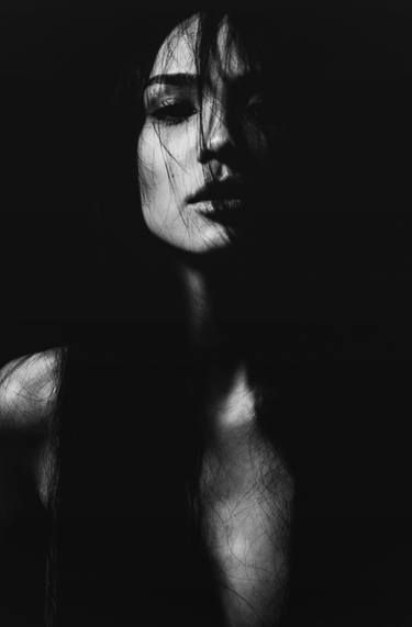 Black White Face Photography, Creative Photography Inspiration Ideas, Black And White Body Photography, Film Noir Women, Woman Dark Photography, Dark Beauty Aesthetic, Edgy Portrait Photography, Body Image Photography, Dark Portrait Photography