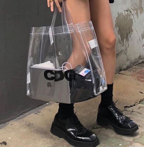 Instagram Cool, Clear Bag, Trik Fotografi, Aesthetic Pink, Aesthetic Themes, Cambridge Satchel Company, Black Aesthetic, Aesthetic Photo, Gossip Girl