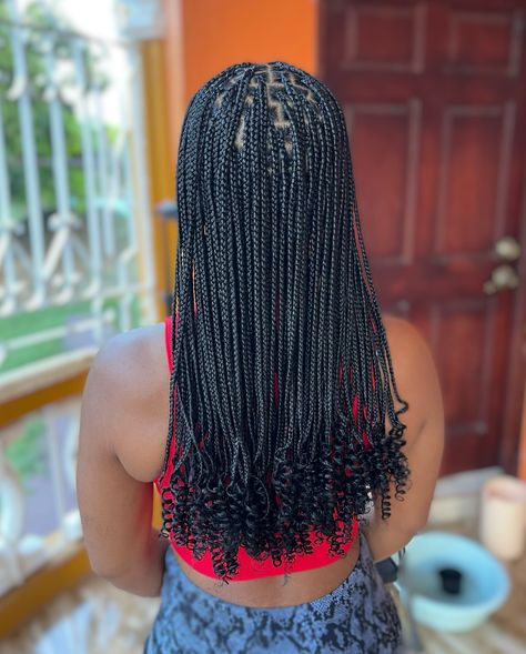 Service: Knotless braids Size: Small Length: Midback *HAIR PROVIDED *HAIR INCLUDED Cost: $15000 Appointments available ‼️✅ Click the link in bio for direct booking 🗓️🫶🏾 . . . 📍Old Harbour, St. Catherine. Secure your next protective style now | DM 📥📨 or Whatsapp 876-461-3402 for consultation✨✨ . . ‼️ HAIR IS PROVIDED‼️ Appointments Available, Protective Styles, Braids, Hair