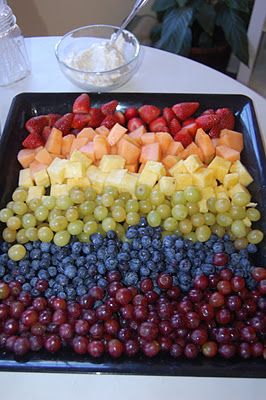 rainbow foods table- One large table with fingerfoods instead of a traditional dinner. PLUS a rainbow Make your own drink station. Rainbow Foods, 4th Birthday Party, Blue Berries, Rainbow Food, Party Trays, Party Finger Foods, Drink Station, Eat The Rainbow, Food Table