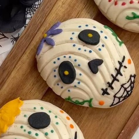 Homemade with Love inc. on Instagram: "Día de los Muertos conchas . . . #diadelosmuertos #diademuertos #catrina #calavera #dayofthedead #mexico #cempasuchil #ofrenda #marigolds #altar #heaven #earth#tradition #culture #artemexicano #art #skull #calaverita #reelsofinstagram #ancestors #fyp #foryoupage #explore #explorepage✨ #calavera #october #november #dayofthedeadart" Cute Conchas, October Baking, Mexican Conchas, Mexican Sweets, Halloween Deserts, Mexican Halloween, Mexican Sweet Breads, Homemade With Love, Mexican Style