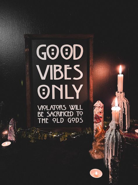 Transform your space with our Handmade Gothic Witchy Wooden Sign, perfect for adding a touch of mystique and humor to your home decor. This unique sign is framed with high-quality 2" x 1" pine wood, stained in a rich dark walnut color, and measures 20" tall, 14" wide, and 2" thick. ✨ Key Features: Gothic Charm: The sign reads "Good Vibes Only. Violators will be sacrificed to the old gods" in a witchy gothic font, painted in flat white on a black background. High-Quality Materials: Framed with da Witchcraft Home Decor, Dark Witchy Home Aesthetic, Dark Witchy Decor, Witchy Wall Art Diy, Dark Boho Apartment, Boho Living Room Wall Decor Ideas, Dark Boho Home Decor, Diy Witchy Crafts, Witchy Diy Decor