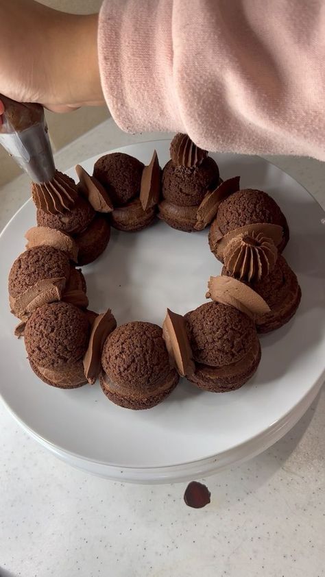 1.5K views · 186 reactions | Choux intensément Chocolat 🤎 Hello les amis 🤎 Je vous ai préparé une petite gourmandise ce week-end. Ça faisait un moment que je voulais tester la pâte à choux chocolat 🍫 Composition : - Pâte à Choux Chocolat. - Craquelin Chocolat. - Crémeux Chocolat Noir. - Caramel Beurre Salé. - Ganache Montée Chocolat Noir. #chocolat #brownie #pastry #patisserie #cake #recette #cuisine #food #desserts #instafood #yummy #homemade #gourmandise #delicious #pastrylife #creation #bakery #patisseriefrançaise #frenchfood #simplecooking #withlove #pastryart ##pateachoux #chouxchocolat | 𝙋𝙖𝙨𝙩𝙧𝙮 𝙗𝙮 𝙉𝙤𝙪𝙯𝙝𝙖 🤍 | Toby Mai · ANGEL Choux Decoration, Profiteroles Cake, Choux Cake, Winter Holiday Desserts, Chocolate Cake Toppers, Patisserie Cake, Eclair Recipe, New Year's Desserts, Pastry Design