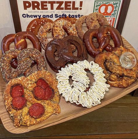 Soft salty pretzels Food Snack, Salty Foods, Soft Pretzels, Cafe Latte, Pretzels, Sweet And Salty, Pretzel Bites, Dragon Ball, Cafe