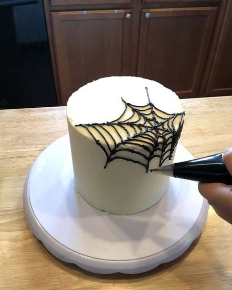 Make A Spider Web, Kirsten Bell, Cute Halloween Cakes, Decorate Halloween, Halloween Cakes Easy, Spooky Halloween Cakes, Fault Line Cake, Halloween Torte, Spider Cake