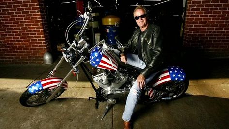 Peter Fonda, star of Easy Rider, dies aged 79 - BBC News Peter Fonda Easy Rider, Captain America Bike, Illeana Douglas, Peter Fonda, Stars D'hollywood, Dennis Hopper, Henry Fonda, Hippie Culture, Sports Personality