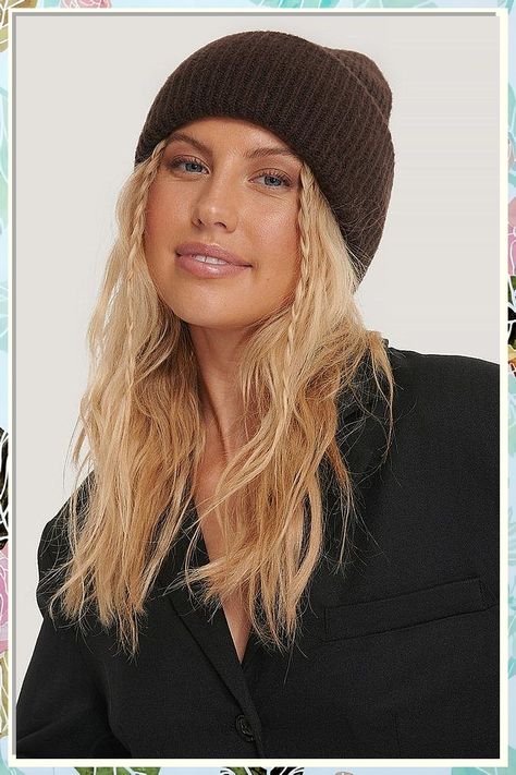 Looking for some winter hair braids to rock a cozy look? Check out these 9 trendy styles and tips that will keep you stylish all season long! From classic French braids to intricate fishtail braids, we've got you covered. Stay warm and stylish with these winter hair braids! Hairstyles With Bennie, Hairstyles For Beanies Winter, Winter Cap Hairstyles, Hair Styles Beanie, Hairstyles With A Hat Winter, Hat Hairstyles Winter, Hair Styles To Wear With A Beanie, How To Style Hair With A Beanie, Winter Hairstyles With Beanies