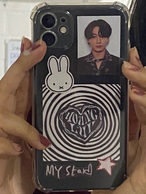 Jungkook Phone Case Ideas, Jungkook Phone Case, Bts Phone Case, Girls Black And White, Clear Phone Case Design, Kpop Phone Cases, Diy Phone Case Design, Aesthetic Vsco, Stickers Aesthetic