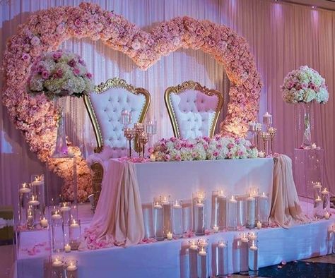 Bride And Groom Seating Ideas, Groom And Bride Table, Wedding Loveseat, Quinceañera Decor, Luxury Wedding Centerpieces, Green Wedding Decorations, Dream Wedding Reception, Big Wedding Dresses, Quince Decorations