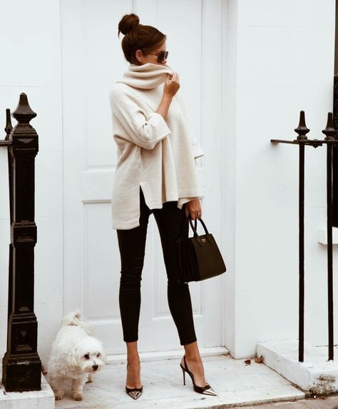 Black leggings and white sweater Casual Chic Outfits, Look Legging, Insta Bio, Office Casual Outfit, Easy Winter Outfit, Simply Chic, Looks Chic, 가을 패션, Office Casual