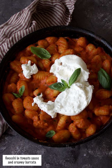 Here is a recipe for gnocchi in tomato sauce and creamy burrata, they're so so good. The burrata gives it the finishing touch that brings the whole dish together. It's a vegetarian dish that requires less than 30 minutes to make, I'm sure you'll love it ! Quick & easy. Gnocchi Tomato Sauce, Recipe For Gnocchi, Gnocchi Sauce, Vegetarian Dish, Gnocchi Recipes, Sauce Tomate, Delicious Vegetarian, Vegetarian Dishes, Gnocchi