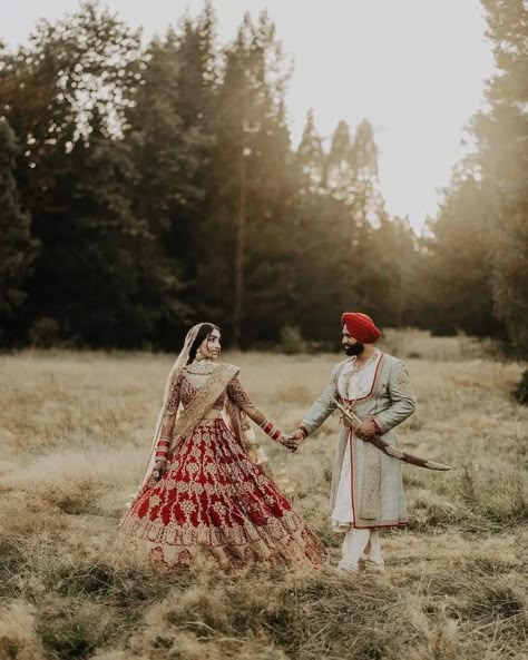 Punjabi Wedding Portraits, Indian Bride And Groom Photography, Sikh Groom, Sikh Wedding Photography, Indian Wedding Pictures, Bride Groom Photoshoot, Punjabi Wedding Couple, Wedding Outfits For Groom, Indian Wedding Poses