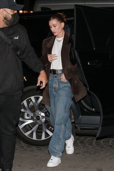 All Black Celebrity Outfit, Hailey Baldwin Style Street, Hailey Bieber Street Style 2023, Hailey Bieber Outfits Winter, Hailey Bieber Casual Outfits, Hailey Bieber Fall Style, Hailey Street Style, Hailey Bieber Style Casual, Hailey Bieber Winter Outfits