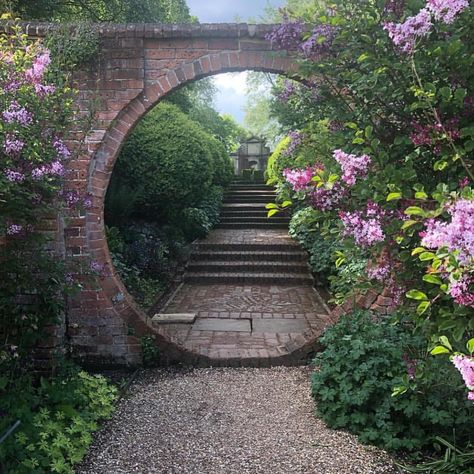 Caryl Tincknell | Just love this ‘moon gate ‘ every garden should have one!! Thank you to @_rosebook_ 🌸 . . . . . . . . . . . . #moongate #decorative… | Instagram Patio And Garden Ideas, Cascade Garden, Green House Garden, Sidewalk Garden, Moon Gates, Formal Garden Design, Cottagecore Nature, English Garden Design, Moon Gate