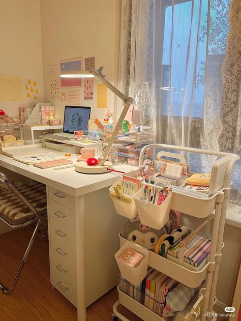 Dream Art Room, Cozy Desk, Study Desk Decor, Desk Inspiration, Study Area, التصميم الخارجي للمنزل, Room Redesign, Pastel Room, Pinterest Room Decor