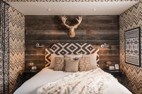 mountain-homes-locati-architects-07-1-kindesign Viking Inspired Bedroom, Rustic Modern Mountain Home, Viking Bedroom Ideas, Rustic Bedroom Decorating Ideas, Viking Bedroom, Small Interior Design, Modern Rustic Bedroom, Rustic Bedroom Inspiration, Rustic Italian Home