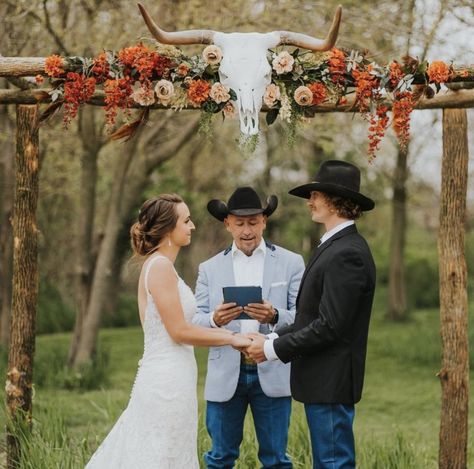 Longhorn Skull Wedding Arch, Cow Skull Wedding Arch, Bull Skull Wedding Decor, Cow Skull Wedding Guest Book, Western Wedding Arches, Cow Skull Wedding Decor, Casual Wedding Pictures, Cow Skull Wedding, Skull Wedding Decor